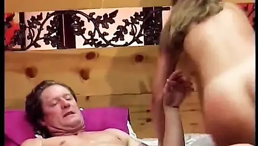 Ponpon kız gibi giyinmiş güzel yarak emen fahişe yarakla dolduruluyor