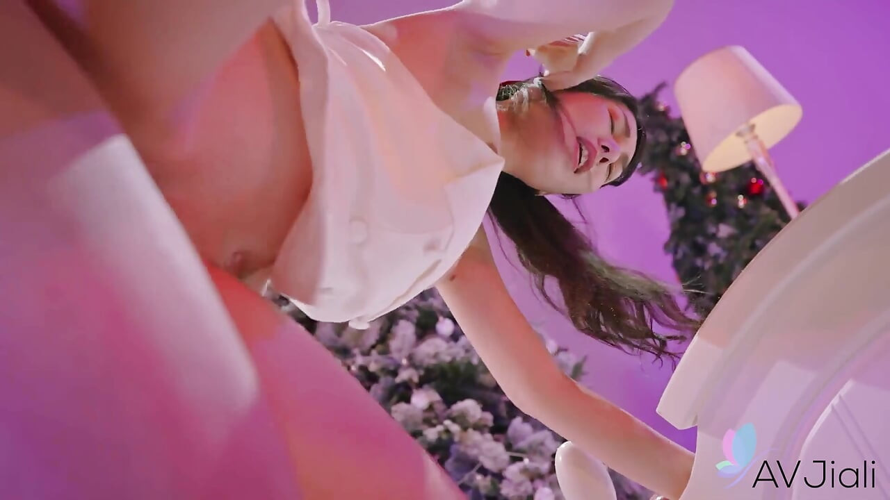 Jiaxin Is the Horny Snow White Who Gets Fucked by the Prince
