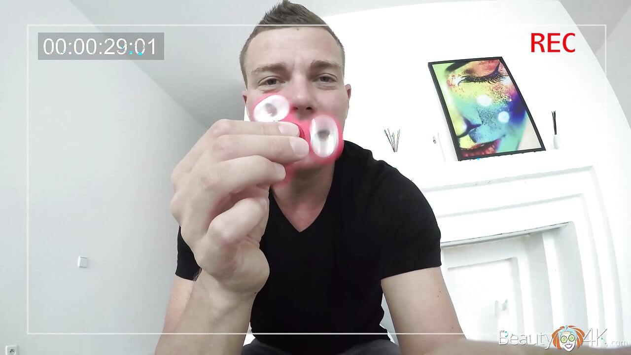 Koleś bawi się z Fidget Spinner przed castingiem