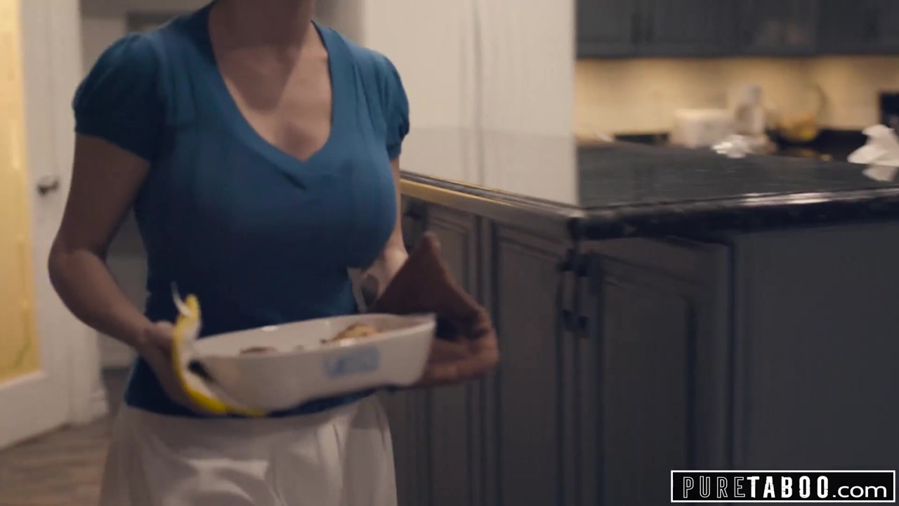 純粋なタブー義理の両親と義理の兄が新しい妹を歓迎