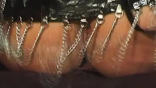 Pelacur ini suka nyepong kontol besar sambil terikat dengan kulit