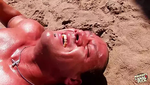 Le mec était super excité et voulait du sexe anal sur la plage avec une blonde