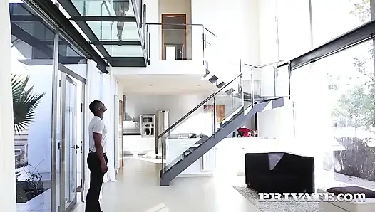 Iskra ırklararası bir deneyim yaşıyor