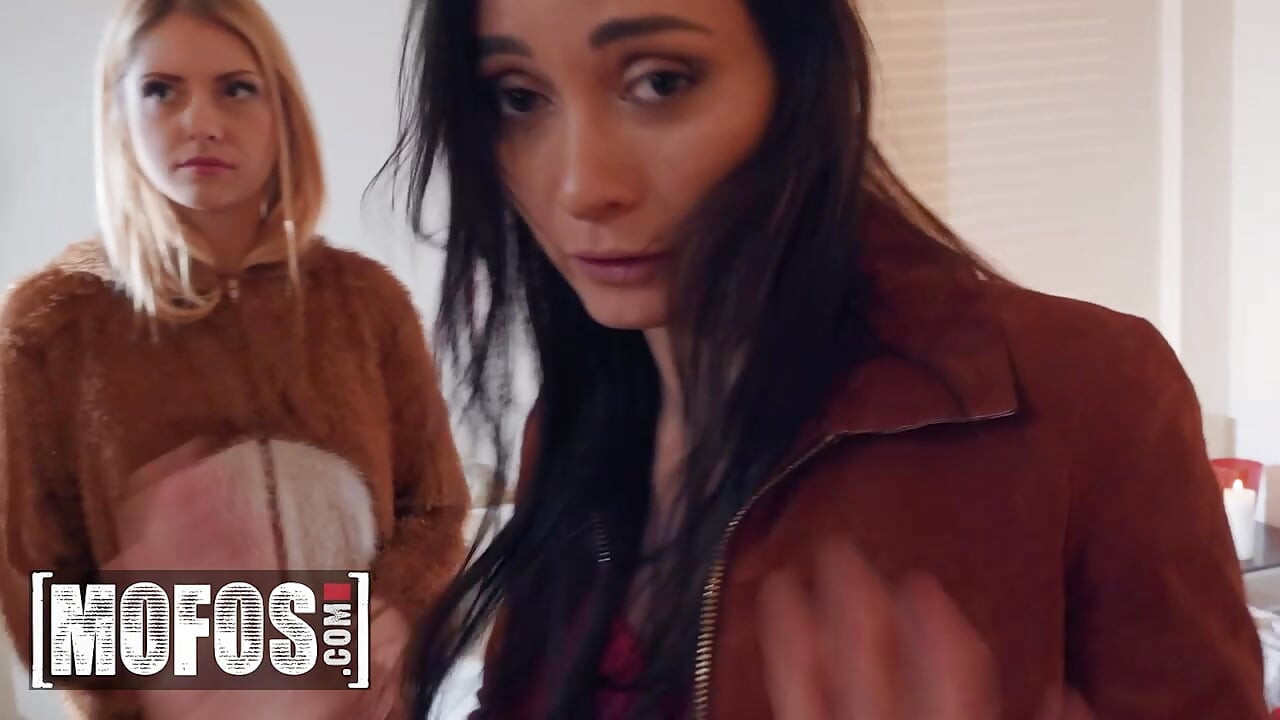 MOFOS - Rebecca Volpetti anima a noite solitária dos namorados de Jordi com uma foda selvagem e sua buceta apertada