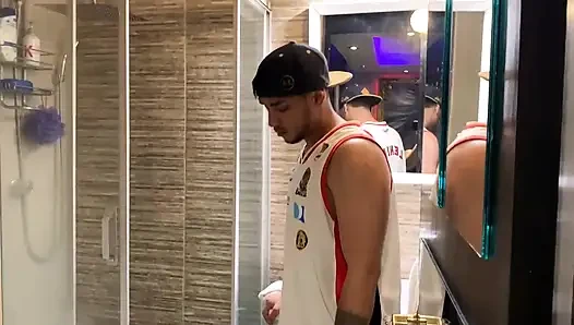 Str8, büyük yarak, hunk duş için geliyor ve hak ettiği bir sakso