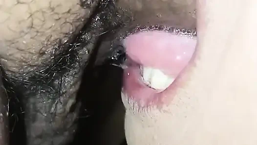 Penisini boğazından çıkarmadan emdi, sadece tamamen yumuşakken durdu.