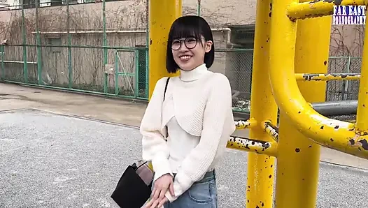 Tatlı gözlüklü tatlılar tembel bir günde sonsuz gulp mutluluk içinde sıcak damlaların tadını çıkarıyor -bölüm.1