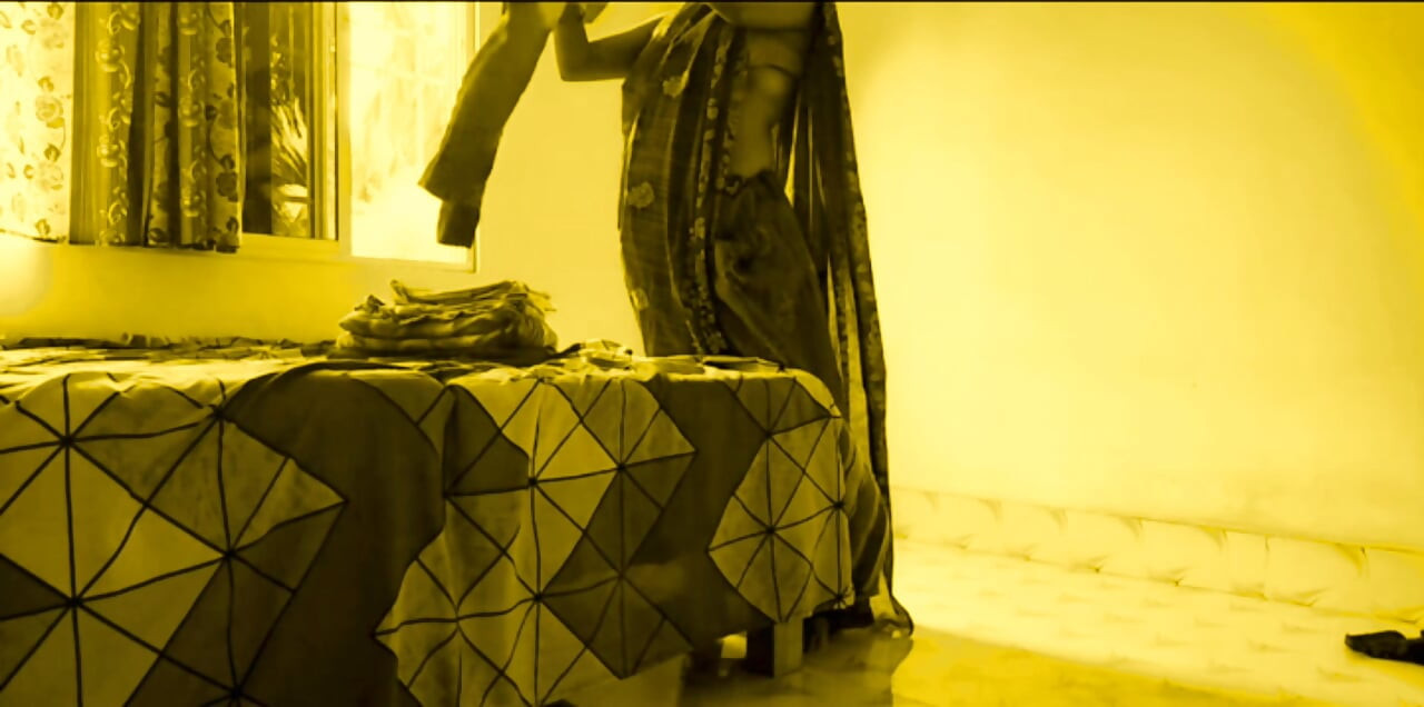Jonge Devar neukt hete Bhabi lieve strakke kut als ze thuis sarees vouwt.