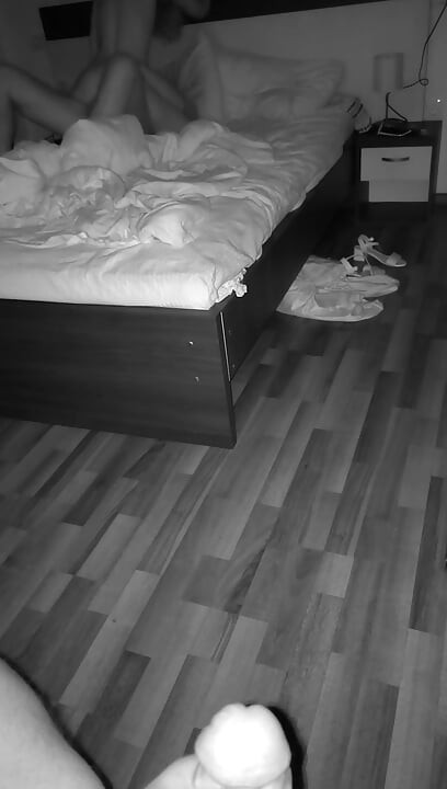 Karısını izliyorum