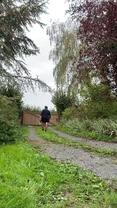 Klädde mig snabbt i en svart axelbandskjol för kvällen