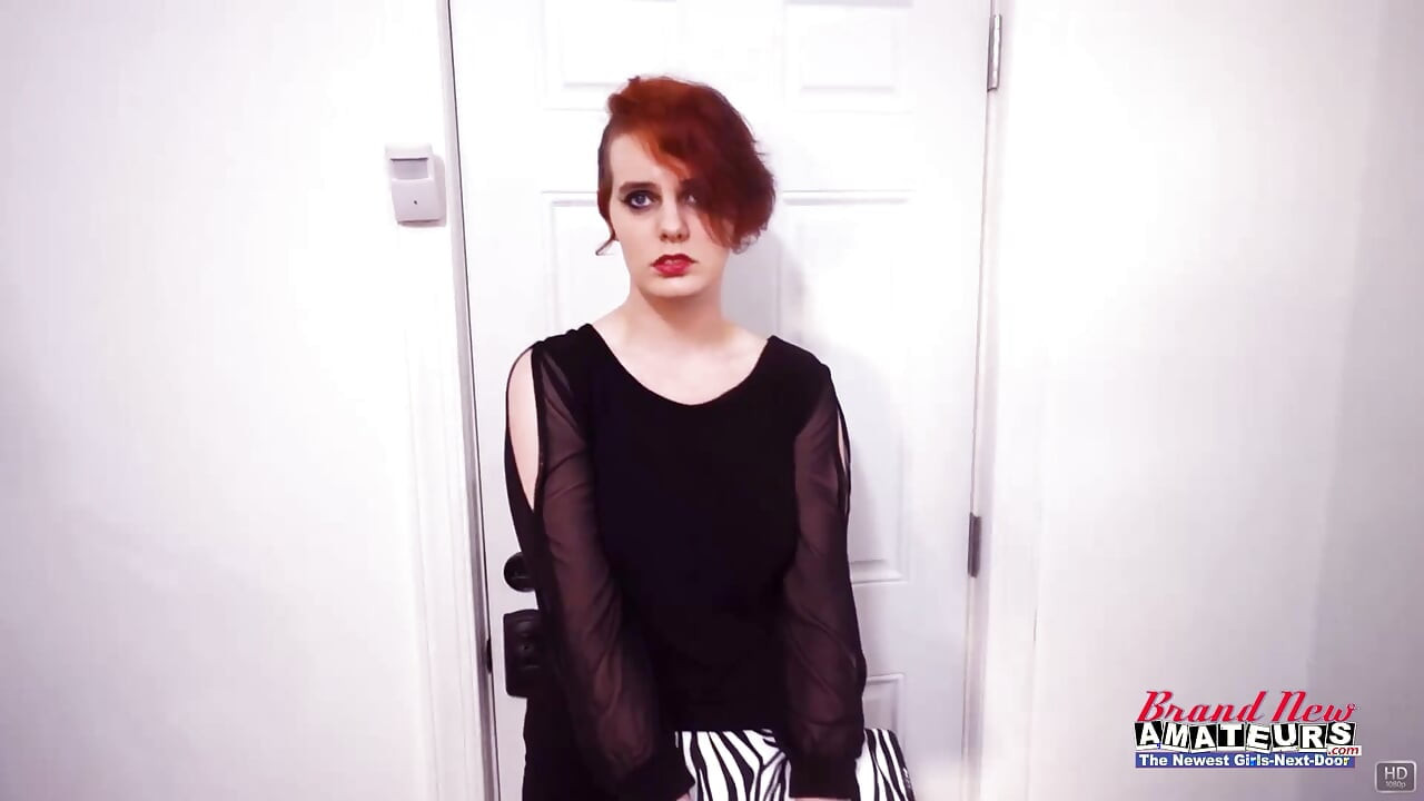 短发红发女郎marla被深深抽插并被射在阴户上！