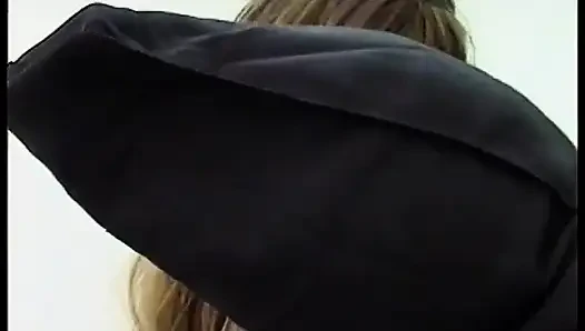 Büyük memeli zenci sahte memeli orta yaşlı seksi kadın güzel bir sert sikiş için eğiliyor