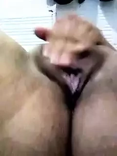 Hladí moji lahodnou kundičku