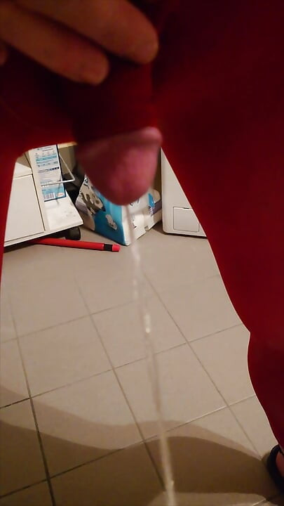 Kırmızı taytla penis kolu ile evde işemek