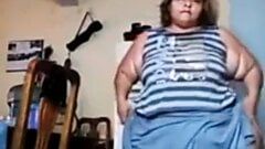 Großes mexikanisches Mädchen mit einem fetten Arsch, der es vorführt