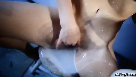 Kayden Kross inanılmaz çıplak vücudunun üzerine süt döküyor