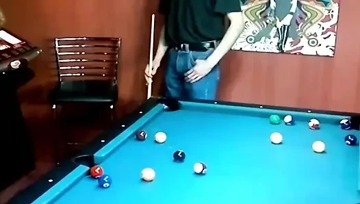 Büyük memeli Fransız sarışın genç erkek avcısı sert sikiliyor