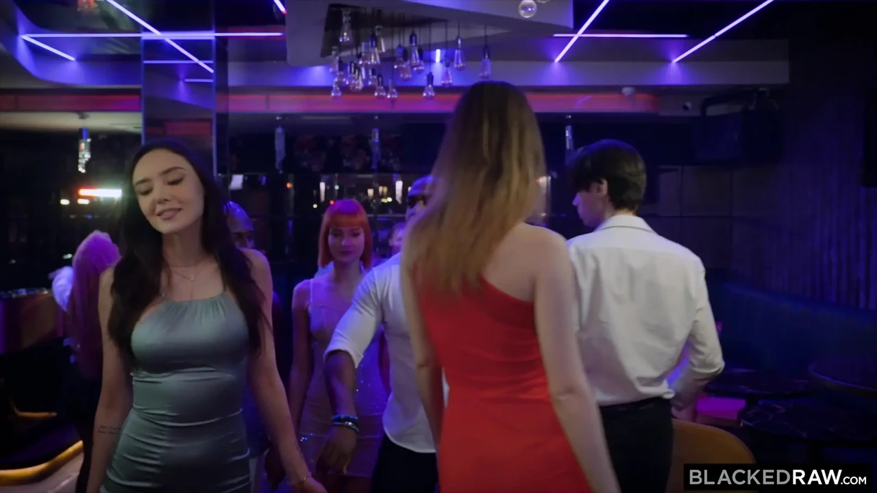 Blackedraw 淫荡的闺蜜多莉戴森和凯瑟琳奈特在深夜大黑屌4P中被狠操