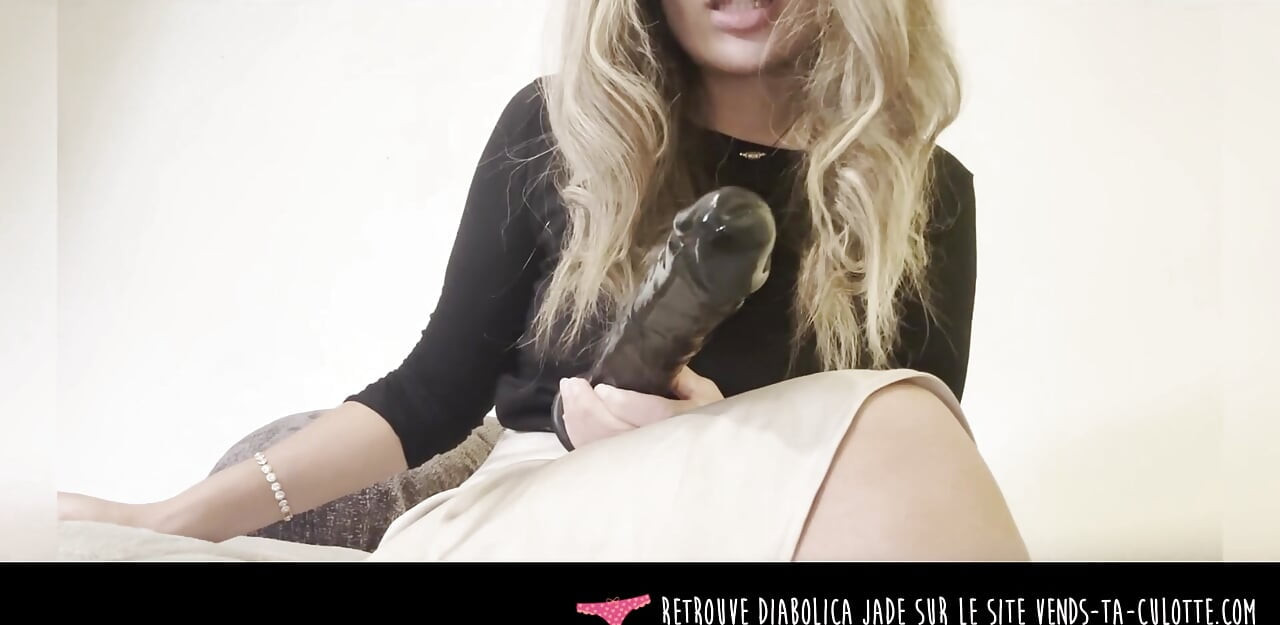 Vends-ta-culotte - Νεαρή Γαλλίδα dominatrix σας διδάσκει πώς να πάρετε ένα μεγάλο μαύρο δονητή στο στόμα και στον κώλο σας