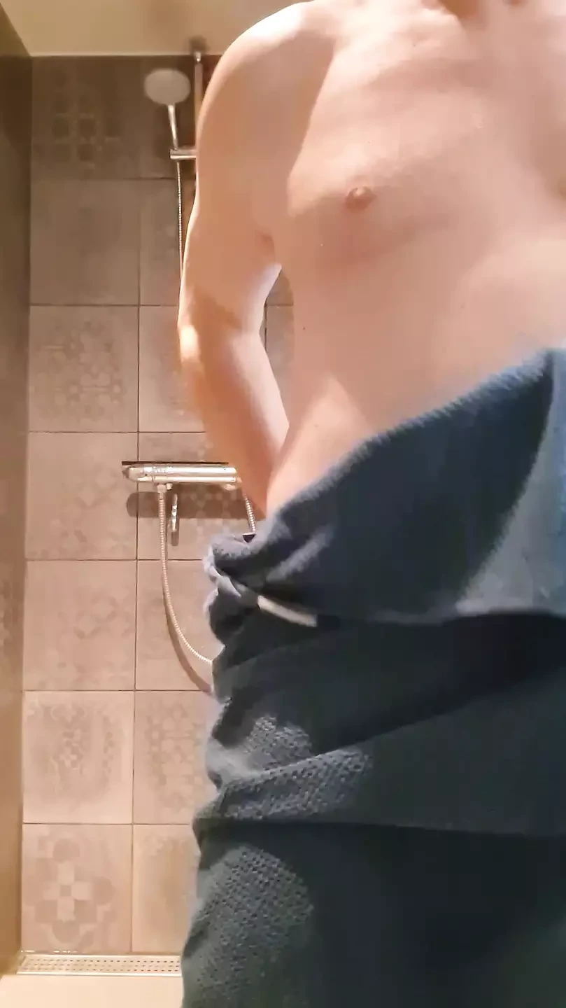 Kiéhezett zuhanyzás