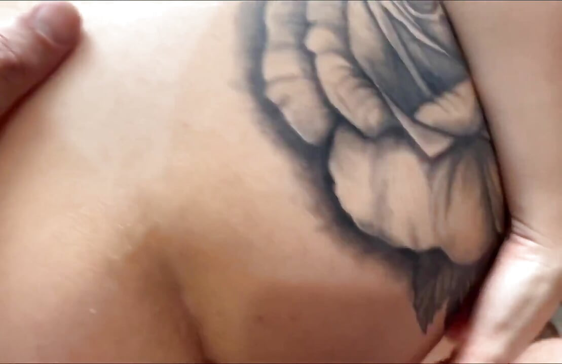 Kız arkadaşım gitti ve üvey kızı bana vermek için koşarak geldi