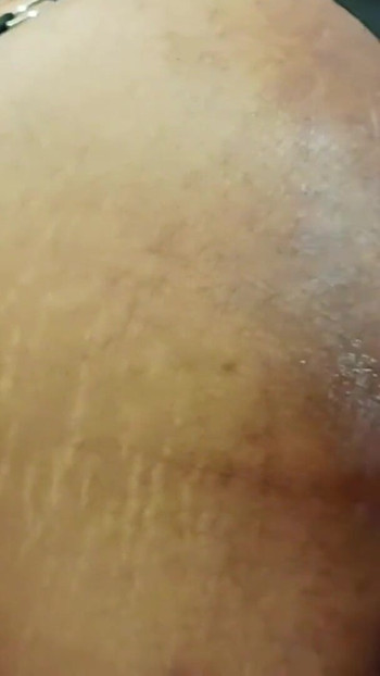 Emotionaler moment von "Indischer sexy bhabi in jeans und sperma im gesicht"