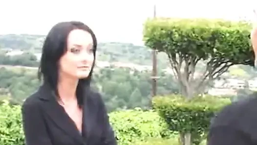 Melissa lauren fickt auf der couch mit ihren schwarzen haaren