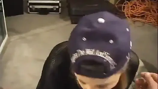 Tomboy Tiffany принимает жесткую глубокую глотку