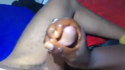 Der weiße schwanz, der handjob ist, ist hart