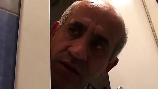 Olgun esmerin damlayan gül ağacı sert parmaklamayla genişliyor