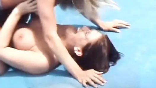 Сексуальные французские крошки занимаются горячим лесбийским экшеном на улице