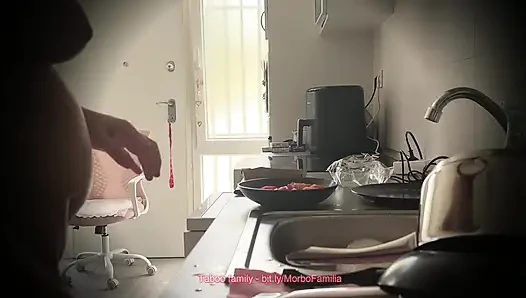 Devote mamis aufgaben: Nackt in der küche kochen