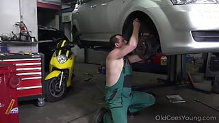Mechaniker poliert das gesicht des schönen schätzchens mit frischem sperma