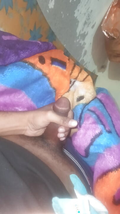 今日はとても幸せですが、大きなペニスは幸せではありません