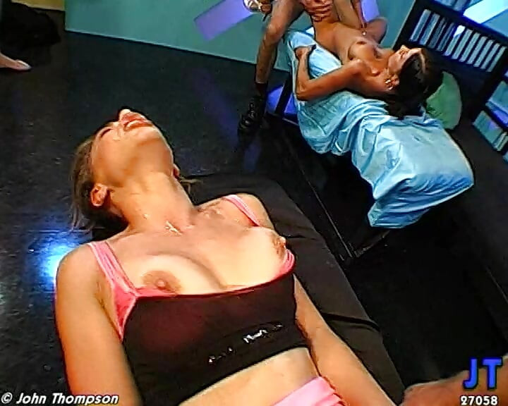 Ggg John Thompson mostra mulheres com tesão com cus quentes