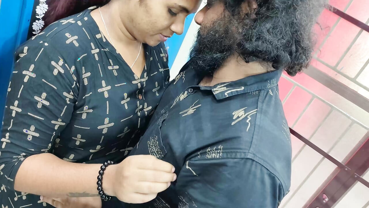 Vruće zaključavanje usana s poljupcem jezika