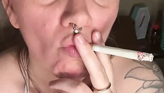 Chery Trees bikini içinde sigara içiyor