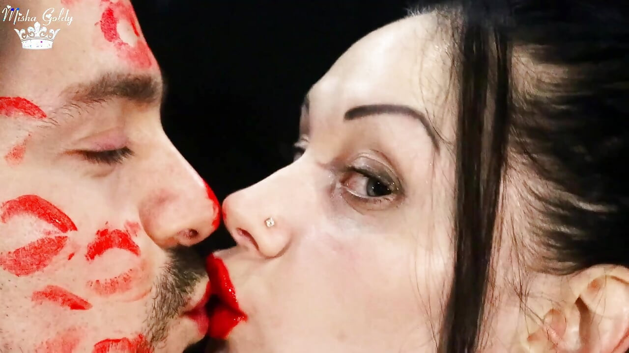 Alex gesicht mit roten lippenstiften bedeckt, küsse
