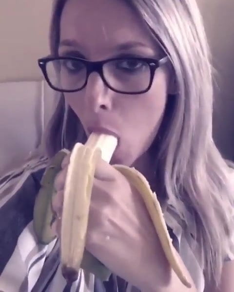 womeneatingbanana2