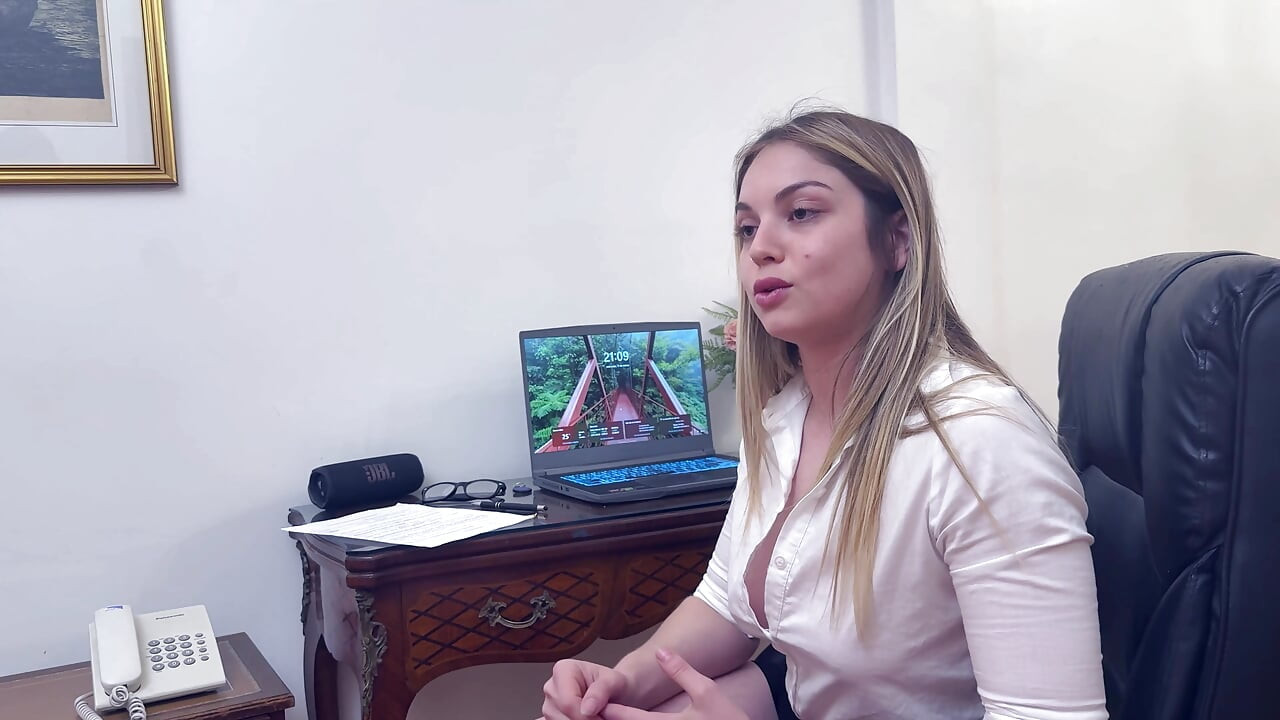 Doktor niszczy jej ciasną dziurę w dupie