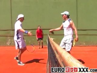 Młodzi euro-faceci ostro ruchają się po meczu tenisowym