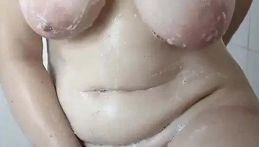 Heiße mama fast unter der dusche erwischt, ganz nass und saftig