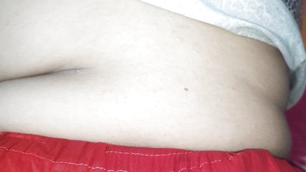 Ma demi-sœur est tellement gourmande que je veux la toucher ! Elle est tellement sexy