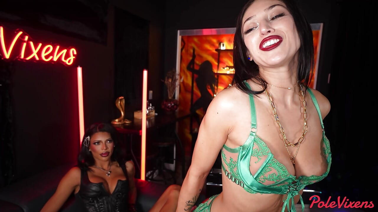 SheHerGirls - Stripper Alexa suger og knuller Shemale-klient bedre enn hun danser