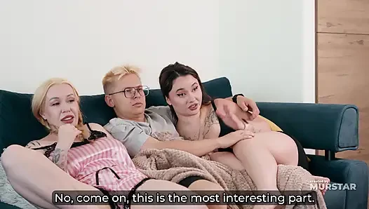 Stiefschwester gibt ihrem stiefbruster einen geheimen blowjob unter der heeresin, während seine freundin den film ansieht