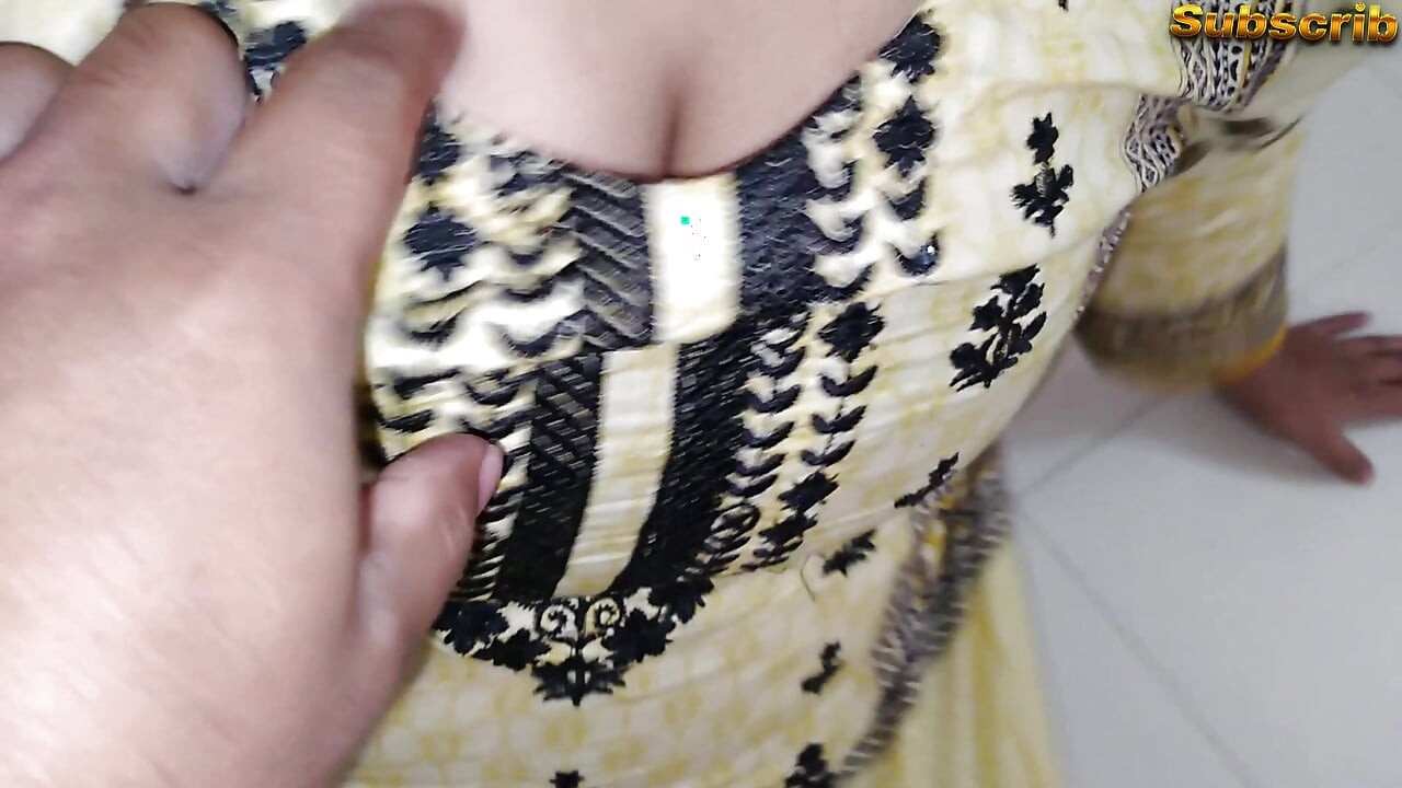 Desi zimmermädchen vom Besitzer mit Kondom während der Reinigung gefickt