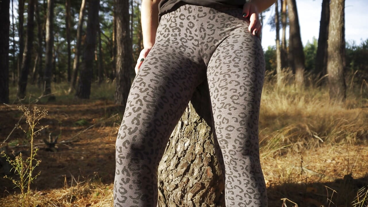 Girl Teases Her Big Cameltoe in Leopard Leggings Outdoors