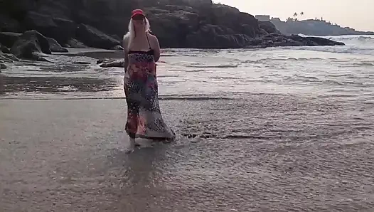 Olgun sarışın eş, naylon giyerek seksin tadını çıkarıyor