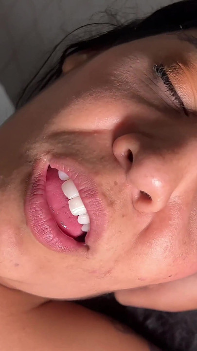 Ova udata brineta je veoma strastvena i voli da ima seks sa velikim crncem sa ogromnim kurcem