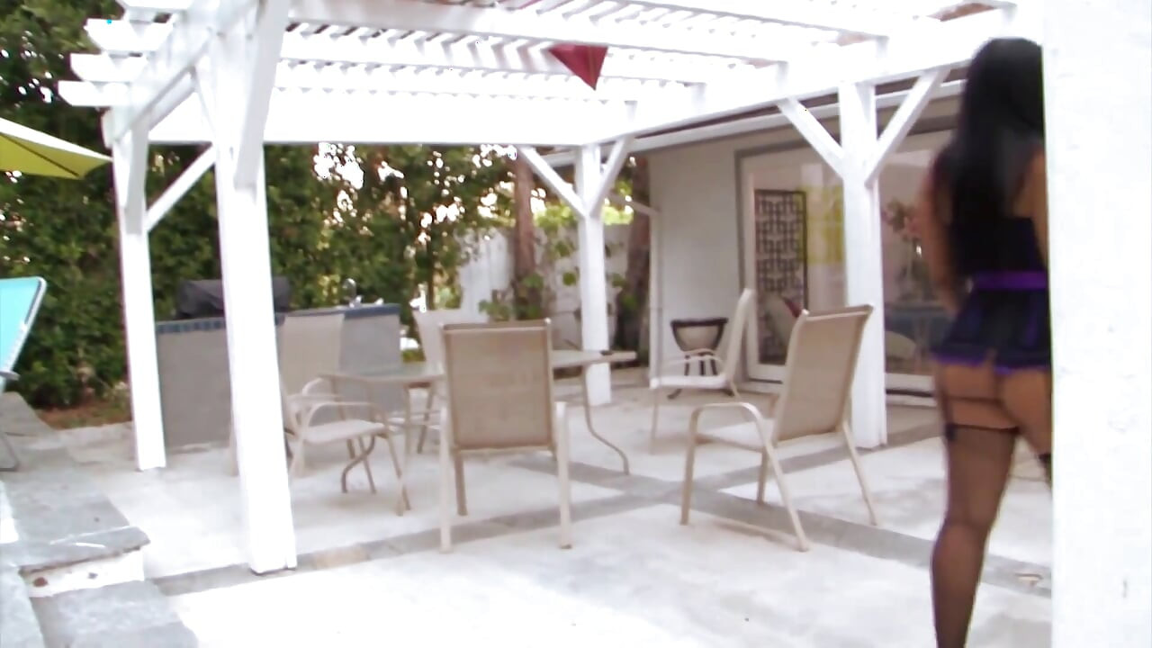 Caliente y cachonda tetas grandes y gran culo puta de ébano monta una gran polla negra dura para leche